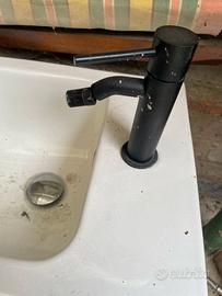bidet bagno con rubinetto colore nero