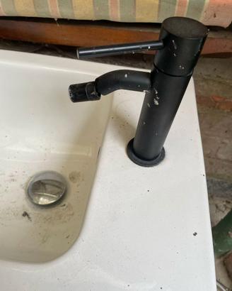 bidet bagno con rubinetto colore nero