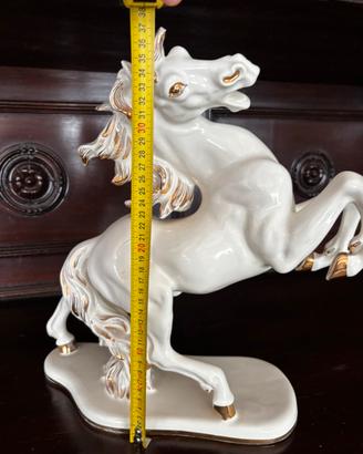 Cavallo statua porcellana