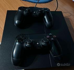 PlayStation 4 (PS4) con due controller + GTA V