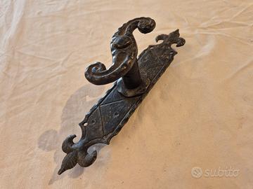 Antica maniglia cremonese in ferro battuto
