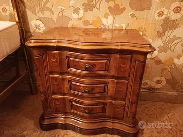 Coppia di comodini vintage in legno intarsiato