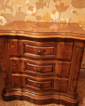 Coppia di comodini vintage in legno intarsiato