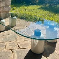 Tavolo da salotto in vetro con basi in marmo