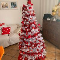 Albero bianco con palline e luci rosse