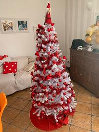 Albero bianco con palline e luci rosse