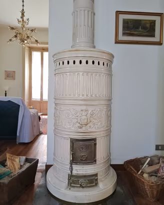 Stufa in Ceramica di CASTELLAMONTE a Torre (H 260 