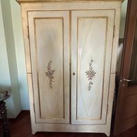 un armadio a due ante in stile classico/antico.