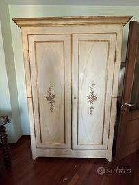 un armadio a due ante in stile classico/antico.