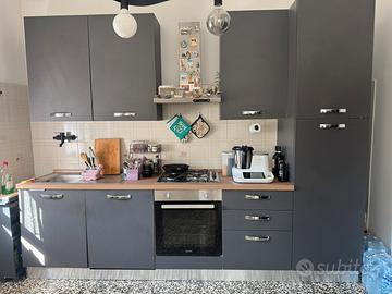 Cucina lineare moderna con elettrodomestici