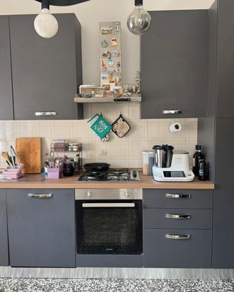 Cucina lineare moderna con elettrodomestici