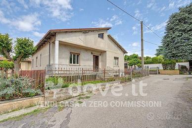 Casa indipendente di 165 m² con più di 5 locali a 