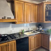 Cucina in legno massiccio e top in granito indiano