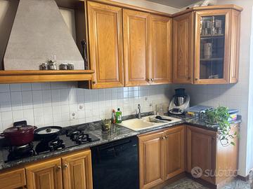 Cucina in legno massiccio e top in granito indiano