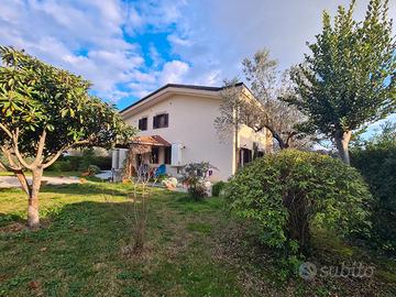 Villa su tre livelli con giardino