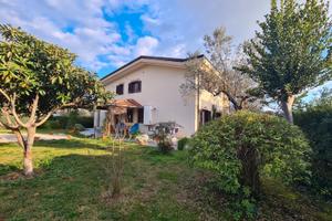 Villa su tre livelli con giardino