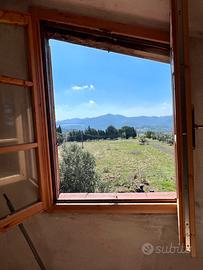 In piena campagna a due passi dal paese