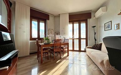 LUMINOSO TRILOCALE CON DUE BALCONI, BOX E CANTINA