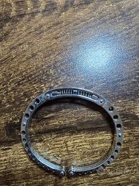 Bracciale rigido pieghevole a molla
