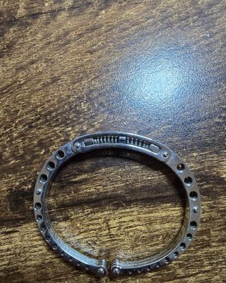 Bracciale rigido pieghevole a molla