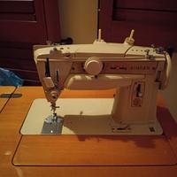 machina da cucire con il mobile in ottime condizio