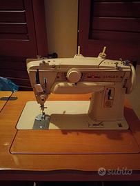 machina da cucire con il mobile in ottime condizio