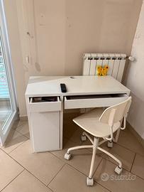 Piccola scrivania con sedia