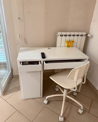 Piccola scrivania con sedia