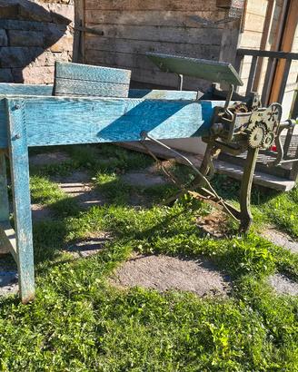 Vecchio attrezzo ideale per fioriera 