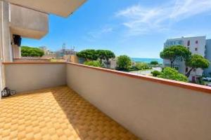 Appartamento trilocale con piscina e campi d
