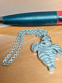 Ciondolo Michelin con catenina in metallo croma