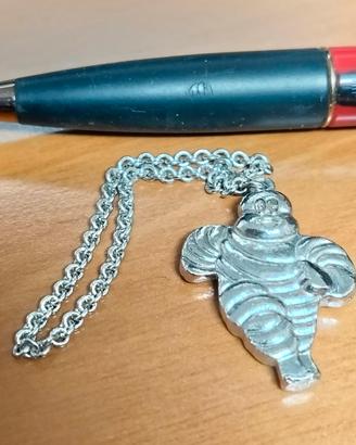 Ciondolo Michelin con catenina in metallo croma