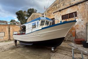 Barca da pesca in legno tenuta perfettamente