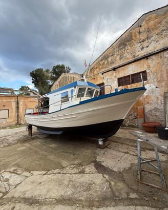 Barca da pesca in legno tenuta perfettamente