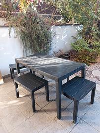 Tavolo da giardino e 4 panche
