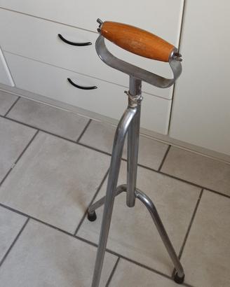 Tripode d'appoggio per deambulazione