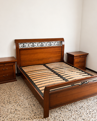 Letto matrimoniale in legno con rete a doghe