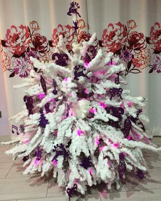 Albero innevato essiccato 