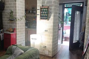 Cielo terra con cortile e terrazzo sovrastante