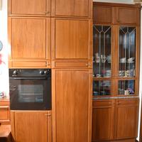 CUCINA CON MOBILI LEGNO NOCE MASSICCIO