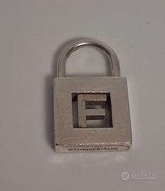 Charm Tiffany & Co. lucchetto lettere F J N