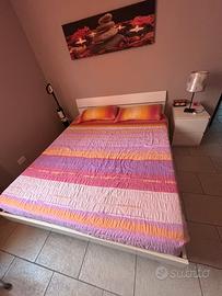 Letto matrimoniale e comodino