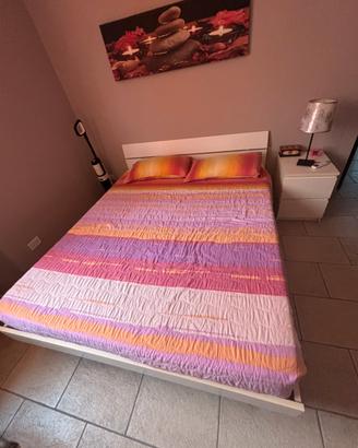 Letto matrimoniale e comodino