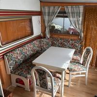 Panca portaoggetti angolare con tavolo e sedie