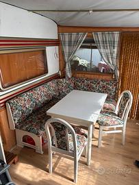 Panca portaoggetti angolare con tavolo e sedie