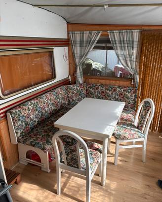 Panca portaoggetti angolare con tavolo e sedie