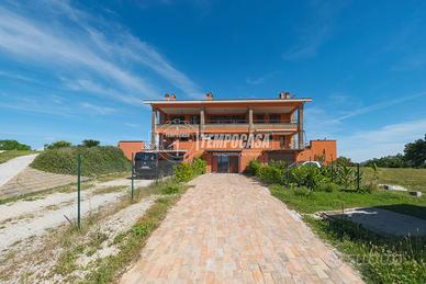 VILLA PANORAMICA RISTRUTTRATA IMMERSA NEL VERDE