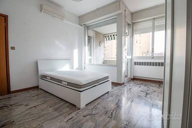 Stanza in appartamento di 130 m² a Bologna