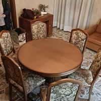 Tavolo rotondo in stile classico