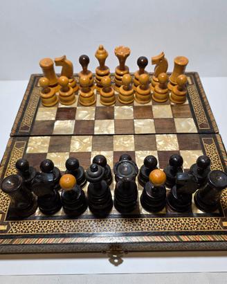 Vecchia scacchiera in madreperla e intarsi  legno
